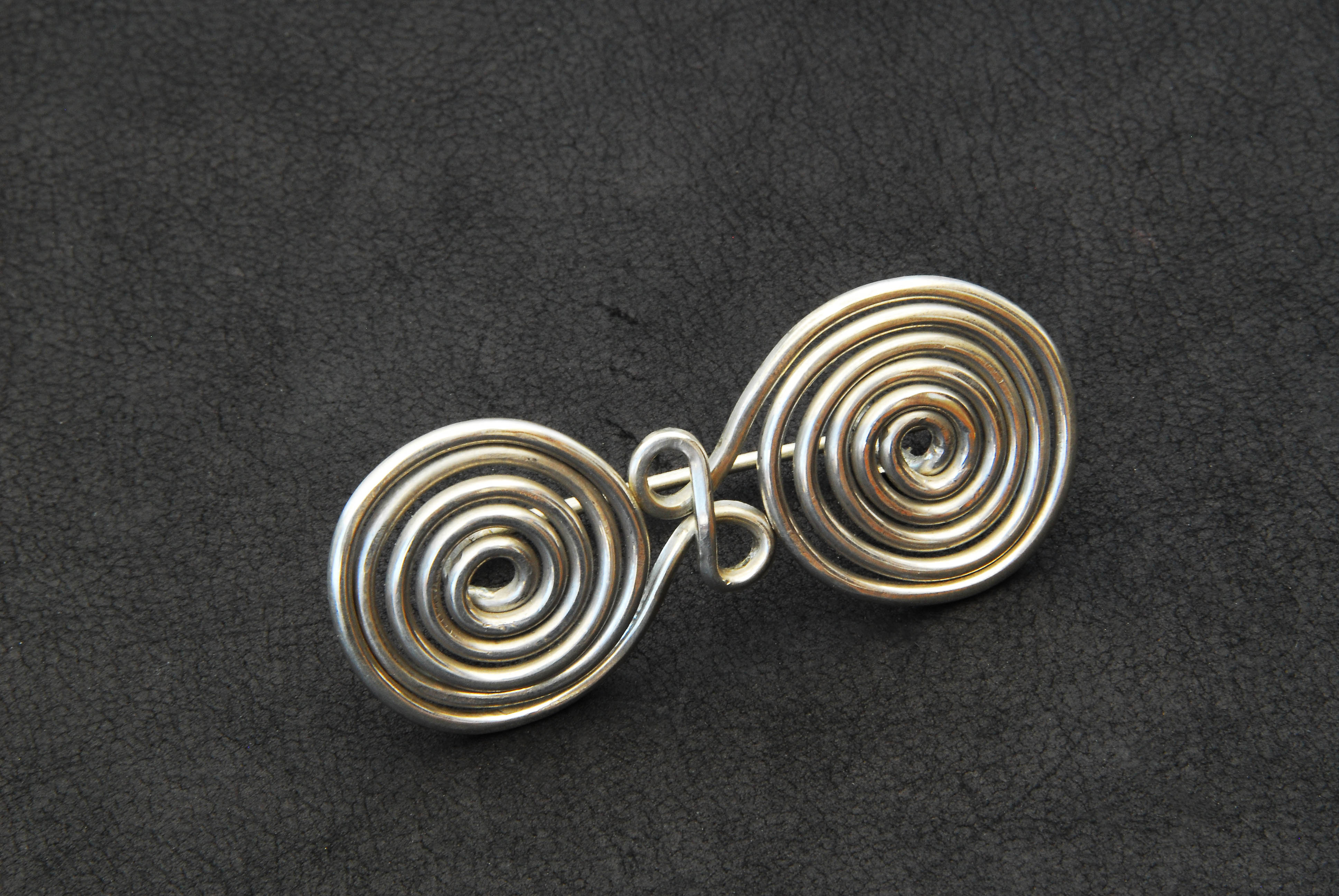 Beate DRAPELA_ART-WORK_Silberfibel_Broncezeit_17_07_08_alternative_kl